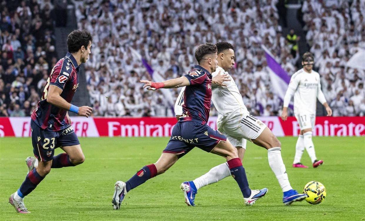 隨著巴薩1-2，馬競1-0，皇馬2-0，西甲積分榜產生，巴薩1分領跑