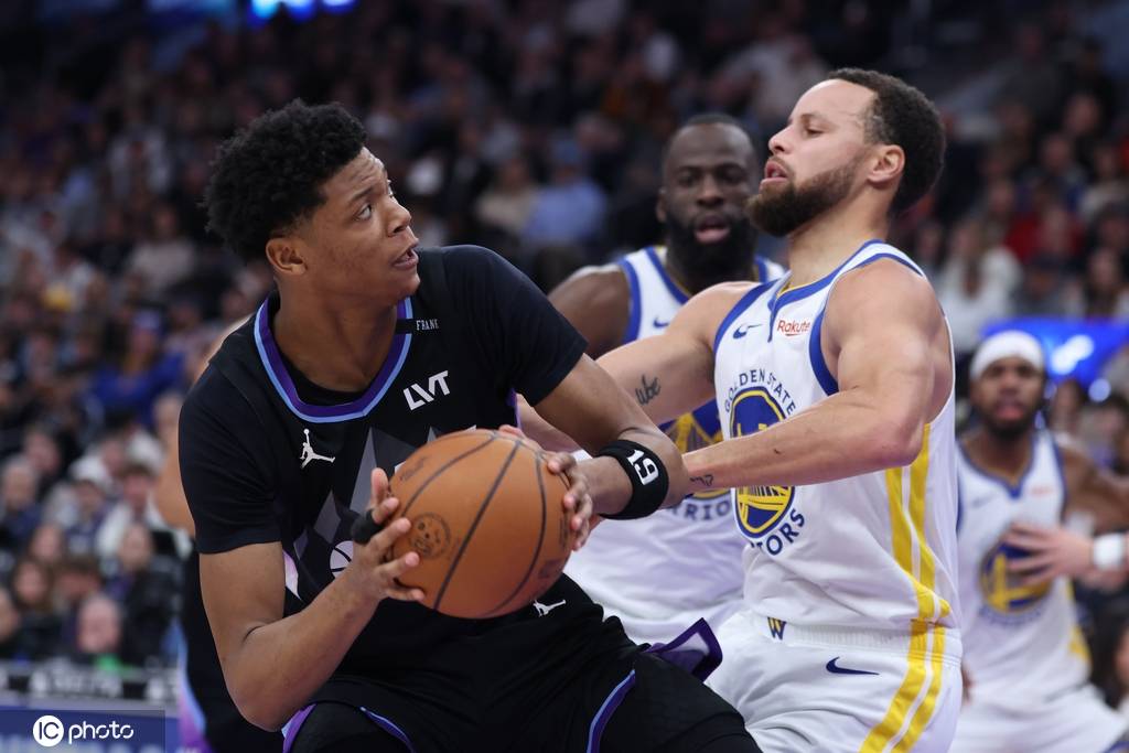 庫里27分馬爾卡寧18分 勇士大勝爵士